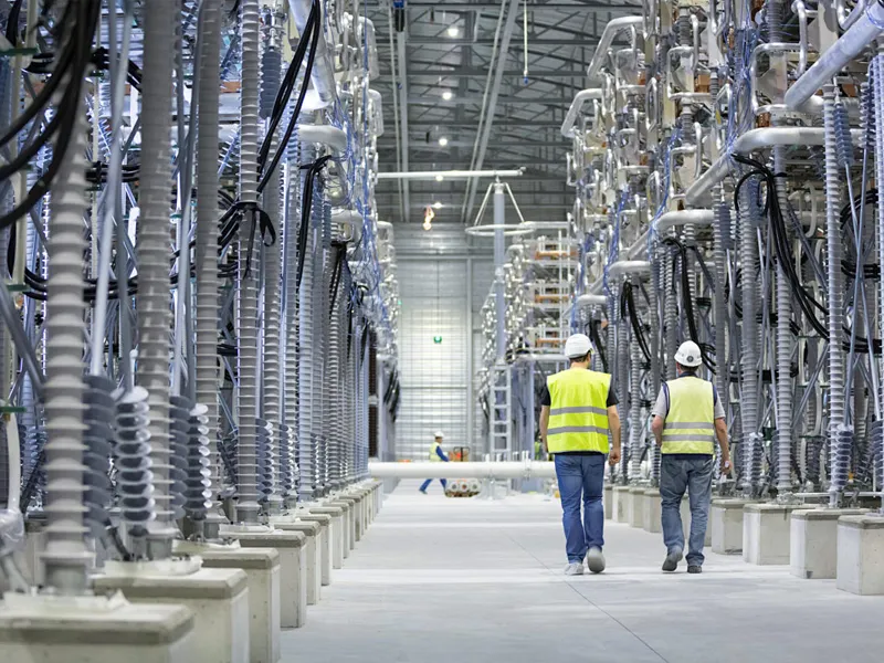 كيف تعمل قواطع الدائرة الفراغية